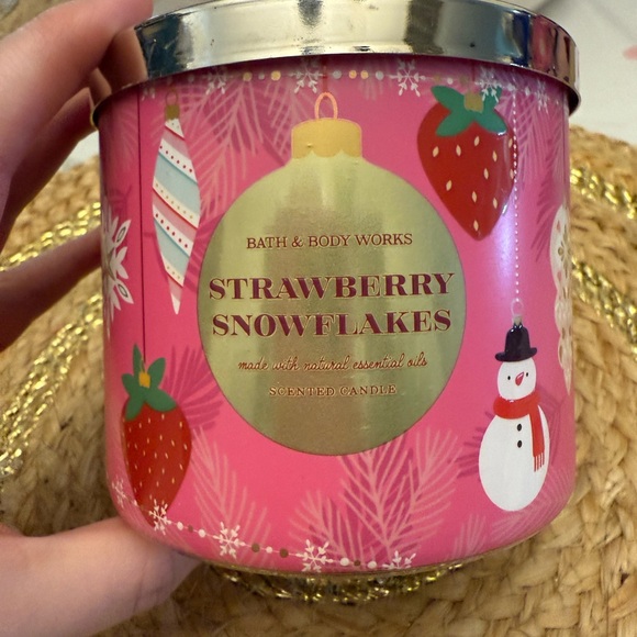 Strawberry snowflakes candle - Picture 1 of 2